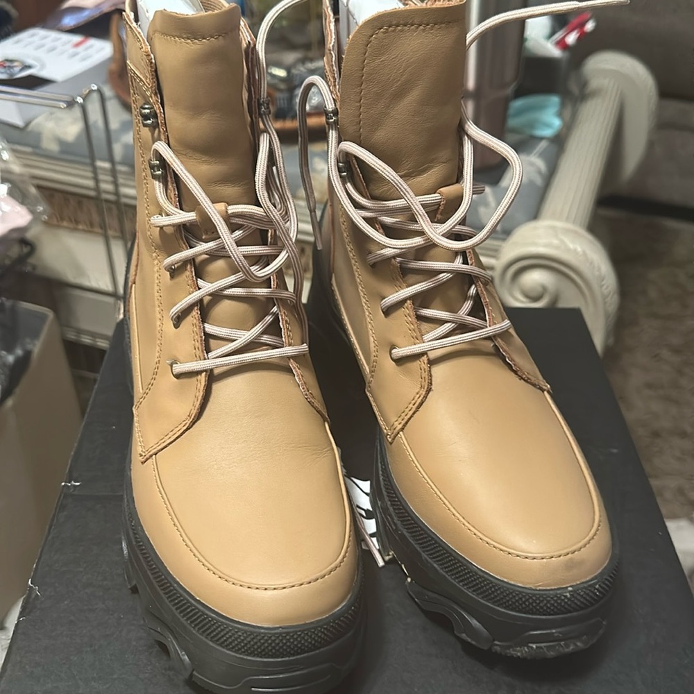Sorel Brex Lace Up size 8.5